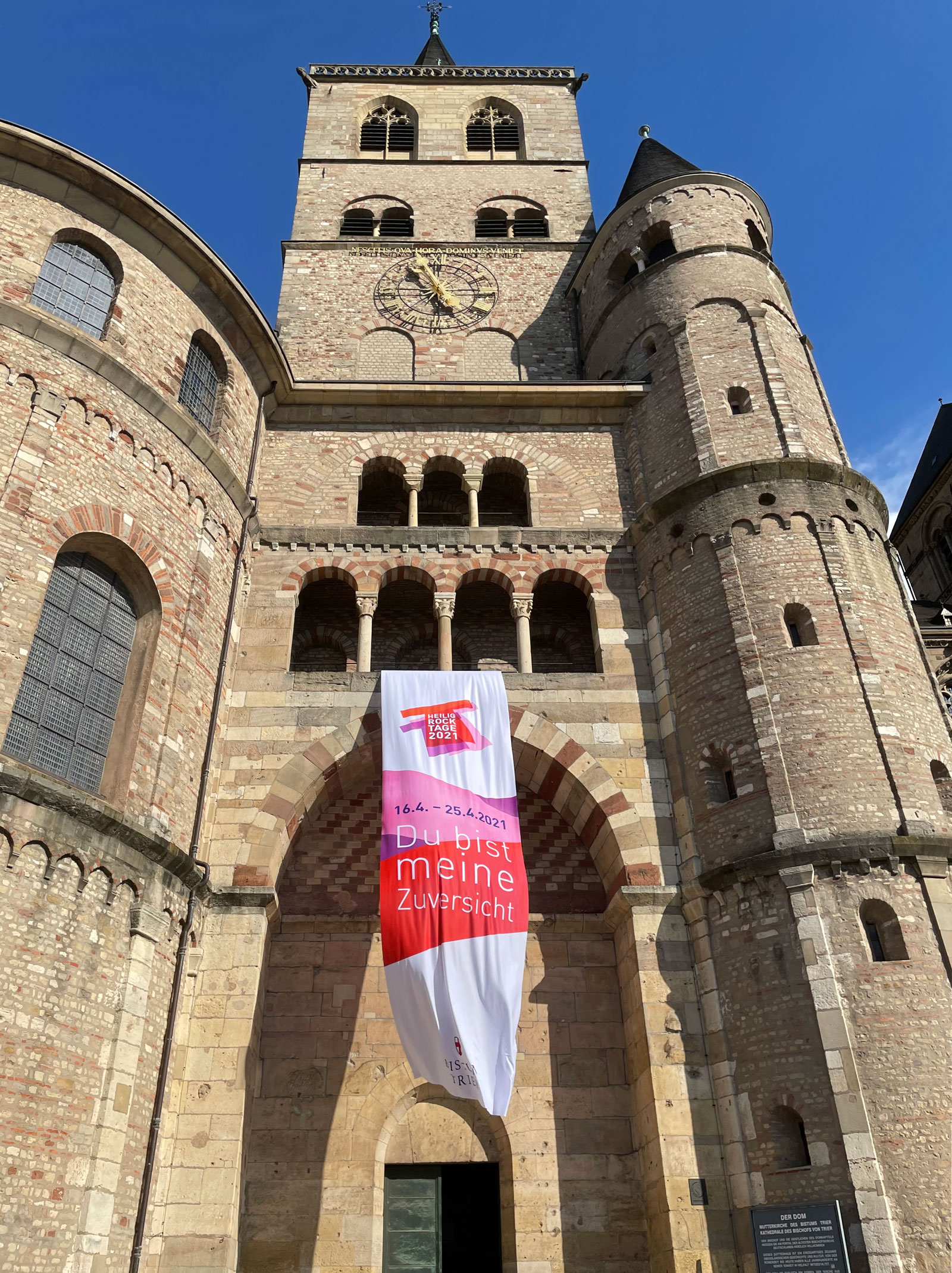 Helig Rock Tage: Fahne am Trierer Dom