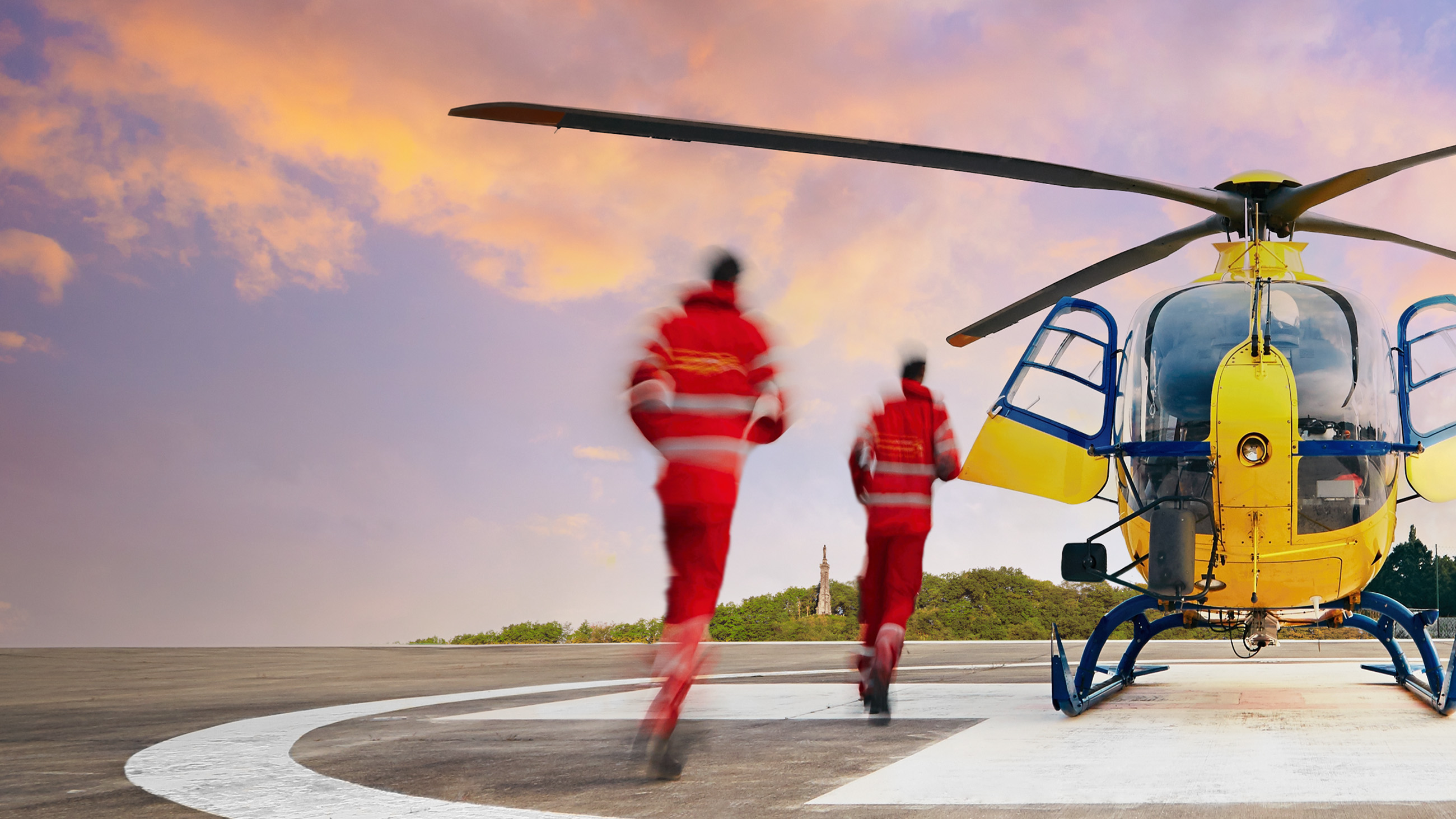 Zwei Sanitäter laufen auf einen Hubschrauber zu (Symbolbild)